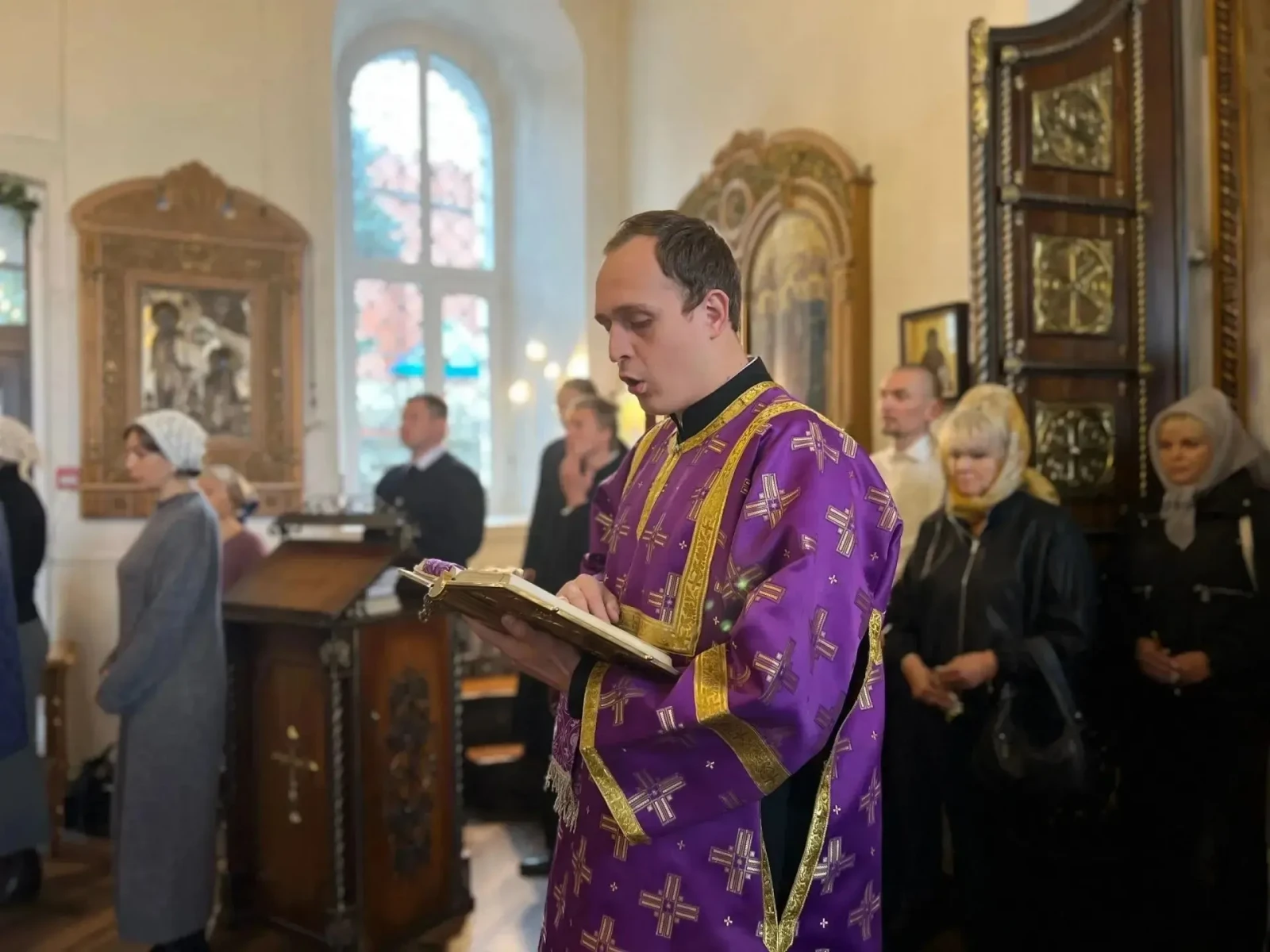 Божественная литургия в праздник Воздвижения Креста Господня. Божественная литургия в праздник Воздвижения Креста Господня.