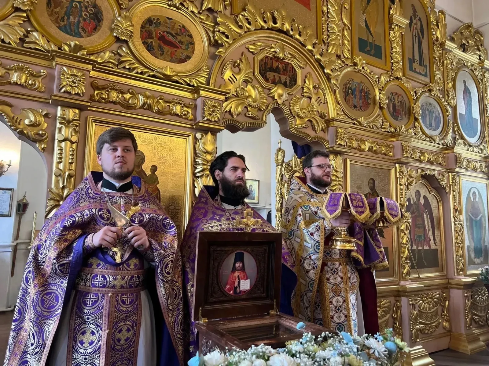 Божественная литургия в праздник Воздвижения Креста Господня. Божественная литургия в праздник Воздвижения Креста Господня.